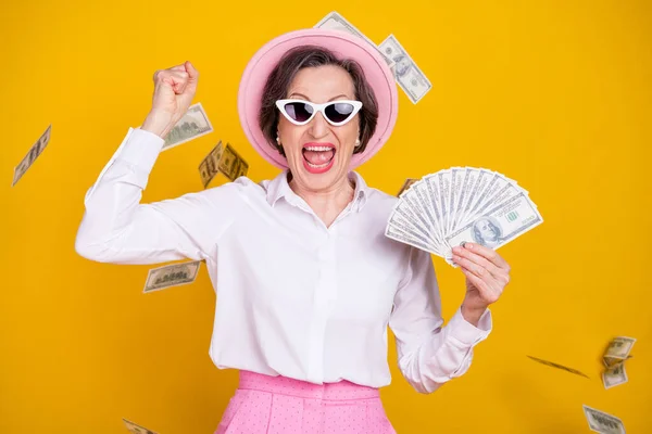 Foto di eccitato donna anziana felice sorriso positivo gioire vittoria lotteria soldi pugni mani isolate su sfondo di colore giallo — Foto Stock