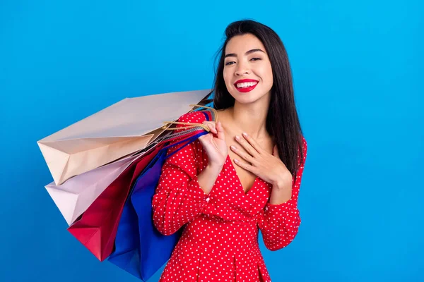 Fénykép portré nevető kéz mellkas nő tartása csomagok bevásárlóközpont elszigetelt élénk kék színű háttér — Stock Fotó