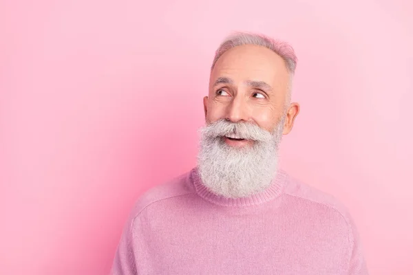 Фото положительных красивых седых волос старик выглядит пустое пространство носить розовый свитер изолированы на пастельном фоне цвета — стоковое фото