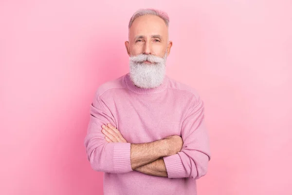 Foto de confiante cinza cabelo mais velho homem cruzado braços desgaste rosa suéter isolado no fundo cor pastel — Fotografia de Stock