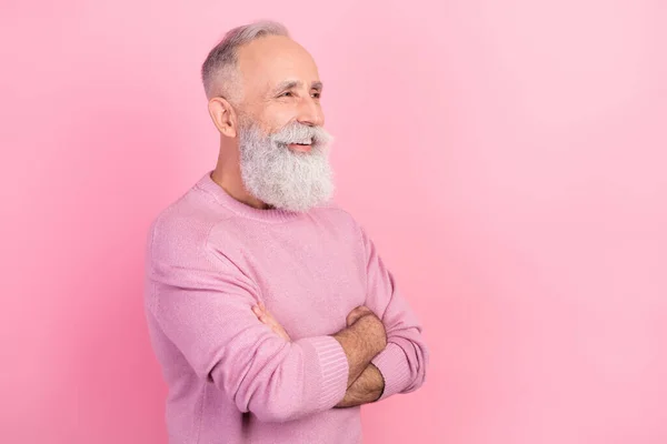 面白い灰色の髪の成熟した男のプロフィール写真腕を越え見て空のスペースは、パステルの背景に隔離されたピンクのセーターを着用 — ストック写真