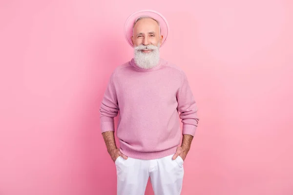 Photo de cheveux gris moderne senior homme porter des coiffures pull rose isolé sur fond pastel — Photo