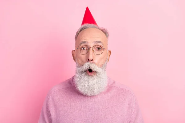 Foto de impressionado cinza barba cabelo envelhecido homem usar chapéu camisola óculos isolado no fundo rosa — Fotografia de Stock