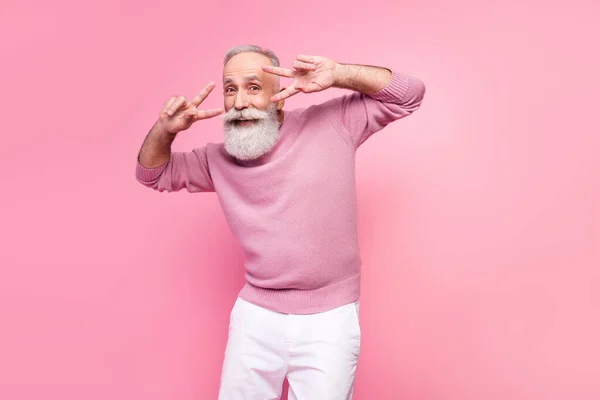 Zdjęcie atrakcyjne dziecko dojrzały mężczyzna ubrany pullover uśmiechnięty v-signs pokrywa oczy odizolowany różowy kolor tła — Zdjęcie stockowe