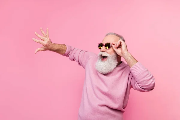 Foto de infantil funky hombre maduro vestido pullover brazo gafas oscuras sonriendo baile aislado color rosa fondo — Foto de Stock