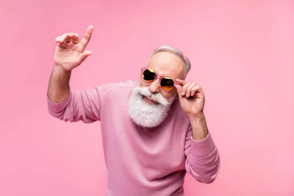 Foto do funky cinza barba cabelo maduro homem dança desgaste eyewear camisola isolada no fundo rosa — Fotografia de Stock