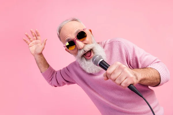 Photo of funky grey hair elder man sing wear eyewear sweater isolated on pink color background — Stock Photo, Image