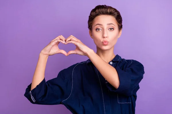 Foto de lindo millennial lady manos corazón golpe beso desgaste jeans en general aislado en color violeta fondo —  Fotos de Stock