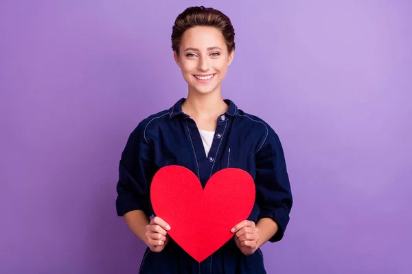 Photo de belle jeune femme tenir coeur porter jeans dans l'ensemble isolé sur fond de couleur violette — Photo