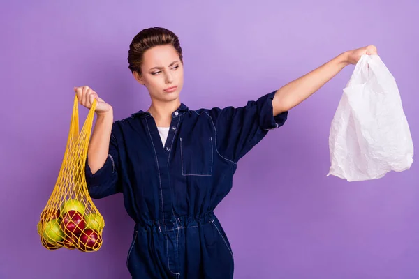 Foto van jonge serieuze vrouw weigeren afval met behulp van plastic zak op te slaan aarde activist geïsoleerd op paarse kleur achtergrond — Stockfoto