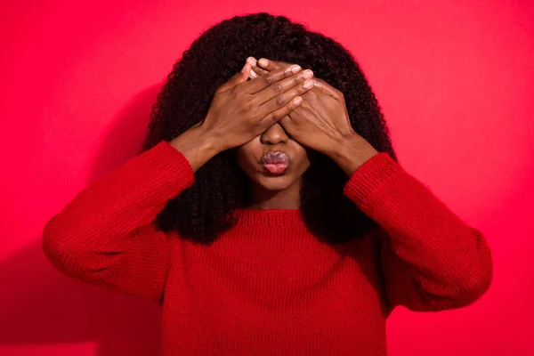 Portret van aantrekkelijke amoureuze meisje sluiten ogen jicht lippen geïsoleerd over levendige rode kleur achtergrond — Stockfoto