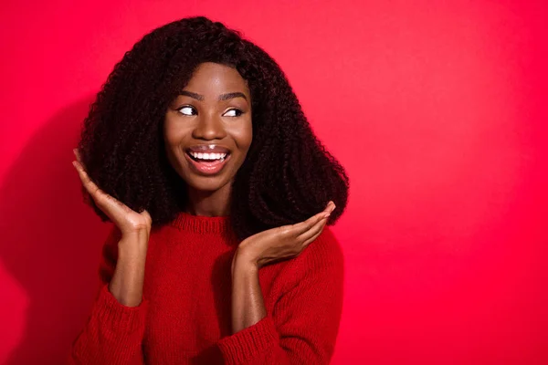 Foto von jungen schwarzen Mädchen glücklich positives Lächeln genießen Haarpflege Shampoo conditione suchen leeren Raum isoliert über roten Farbhintergrund — Stockfoto
