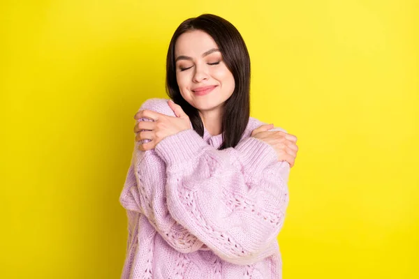 Foto de romântico marrom penteado senhora abraçar-se usar rosa jumper isolado no fundo de cor amarelo vívido — Fotografia de Stock