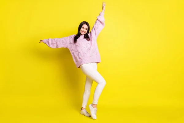 Повна довжина фото фанк красива молода жінка в'язаний светр, танцює усміхнений ізольований жовтий колір фону — стокове фото