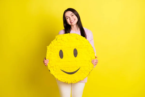 Vier jonge vrouw houden grote glimlach pinata dragen roos pullover geïsoleerd op levendige gele kleur achtergrond — Stockfoto