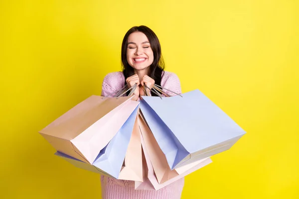 Photo de mignons sacs de câlins de dame millénaire comme pull shopping isolé sur fond de couleur jaune — Photo