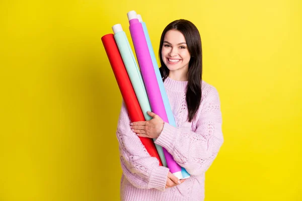 Fénykép a szép Y-generációs hölgy ölelés tekercsek akar csomag jelen viselet pulóver elszigetelt sárga háttér — Stock Fotó