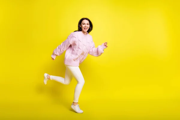 Foto de perfil de longitud completa de funky millennial lady ir a usar pantalones de suéter aislados en el fondo de color amarillo — Foto de Stock