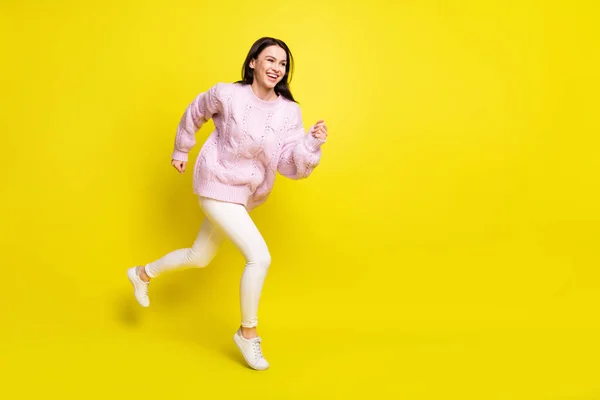 Ganzkörperprofil Foto von beeindruckt Millennial Lady Run tragen Pullover Hose isoliert auf gelbem Hintergrund — Stockfoto