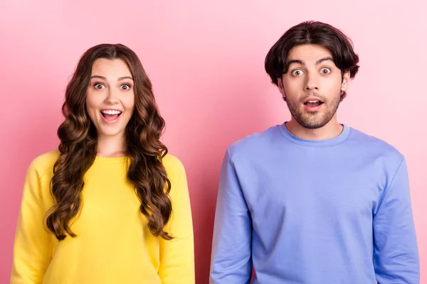 Foto de joven pareja emocionada feliz sonrisa positiva sorprendida sorpresa wow información venta aislado sobre fondo de color rosa —  Fotos de Stock