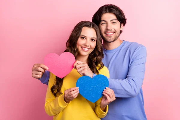 Photo of young couple happy positive smile hug hold small card heart romantic isolated over pink color background — Stock Photo, Image