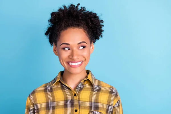 Genç neşeli afro kadının fotoğrafı mutlu pozitif gülümseme meraklı boş uzay rüyası mavi arka planda izole — Stok fotoğraf