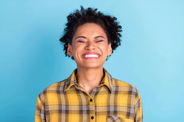 Fotografie mladé afro žena šťastný pozitivní úsměv vzrušený smích humor izolované přes modré barvy pozadí — Stock fotografie