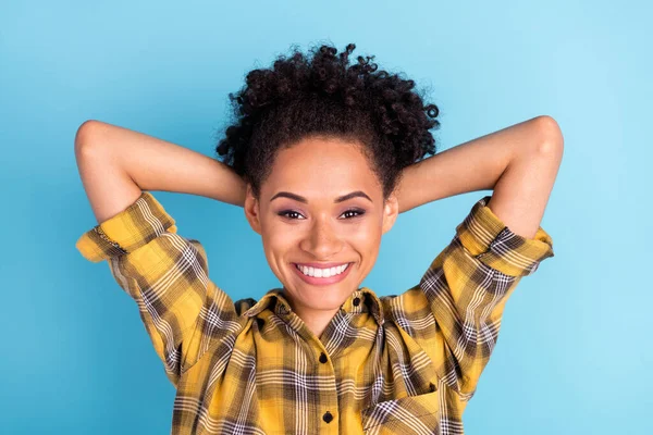 Yüksek açılı, genç siyah kızın mutlu gülümseyen ellerinin mavi arkaplanda izole edilmiş pozitiflik fotoğrafı. — Stok fotoğraf