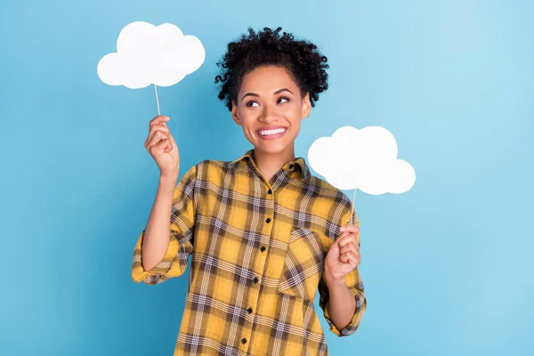 Photo de jeune fille africaine joyeuse heureux sourire positif tenir papier nuage temps pluvieux isolé sur fond bleu couleur — Photo
