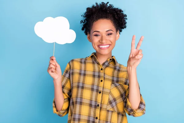Foto de una joven africana feliz sonrisa positiva mostrar la paz v-signo de papel nube cartel aislado sobre fondo de color azul — Foto de Stock