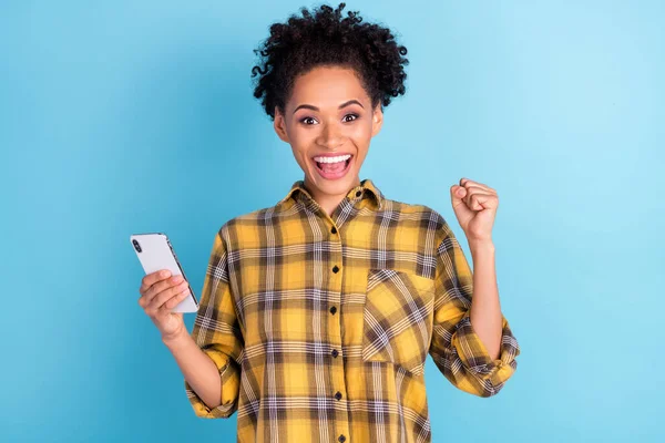 Foto retrato rizado mujer usando el gesto del teléfono celular como ganador aislado pastel color azul fondo — Foto de Stock