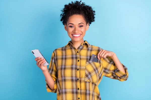 Foto da jovem menina africana feliz sorriso positivo loja on-line cartão de crédito smartphone isolado sobre fundo de cor azul — Fotografia de Stock