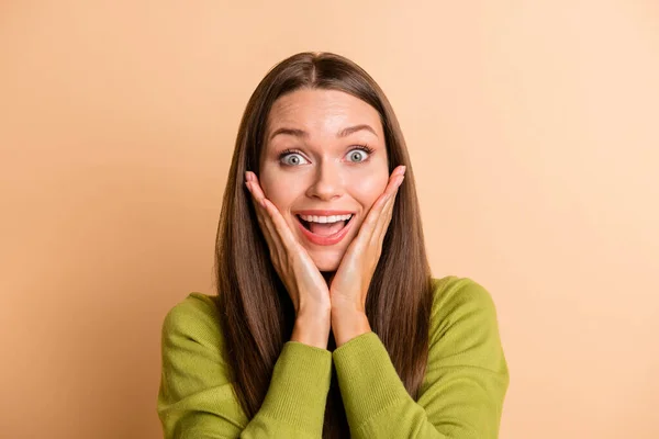 Retrato de atraente menina alegre espantado grande notícia reação isolada sobre fundo cor pastel bege — Fotografia de Stock