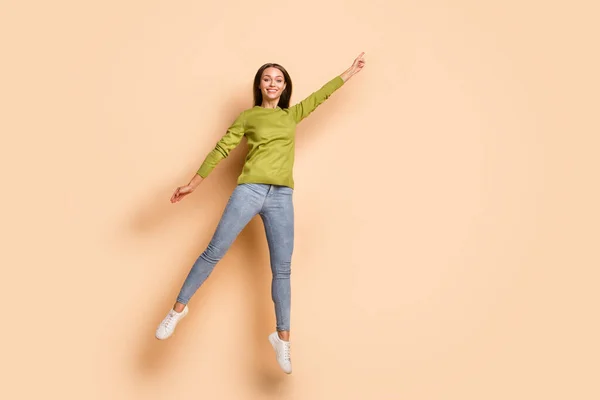 Lunghezza totale dimensione del corpo vista di bella ragazza allegra salto mostrando spazio copia isolato su sfondo di colore pastello beige — Foto Stock