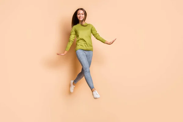 Vista completa del tamaño del cuerpo de la chica alegre bastante divertida saltando paseando divirtiéndose aislado sobre fondo de color pastel beige —  Fotos de Stock