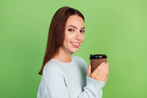 Profil fotografie de dulce millennial bruneta doamnă bea cafea purta albastru jumper izolat pe fundal de culoare verde — Fotografie, imagine de stoc