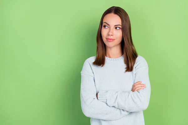 Fotografie a șefului milenar brunetă doamnă încrucișată brațele arata purta pulover albastru izolat pe fundal de culoare verde — Fotografie, imagine de stoc