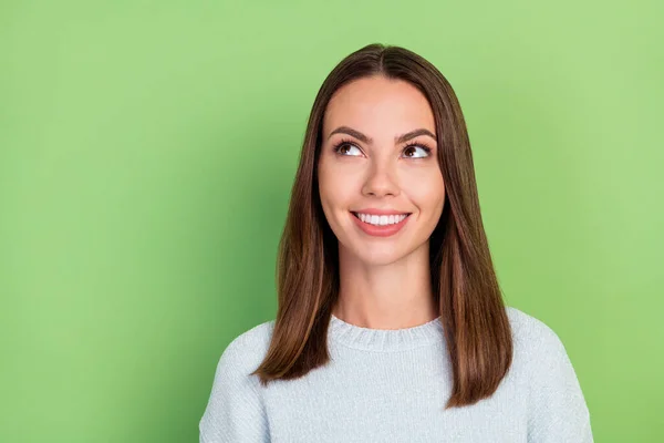웃고 있는 젊은 갈색 머리 숙녀의 사진빈 공간에 푸른 스웨터를 입고 녹색 배경에 고립된 모습 — 스톡 사진