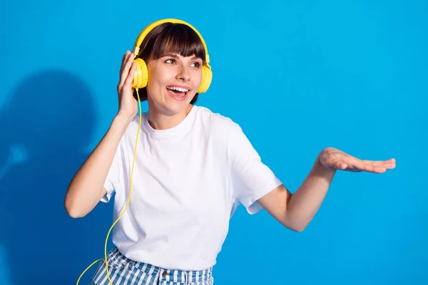 Foto Porträt hübsches Mädchen lächelnMusik hören in Kopfhörern suchen Kopierraum isoliert lebendige blaue Farbe Hintergrund — Stockfoto