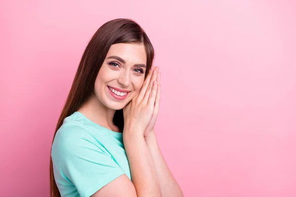 Foto de mulher adorável sonhador vestido turquesa t-shirt braços juntos bochecha espaço vazio sorrindo isolado cor-de-rosa fundo — Fotografia de Stock