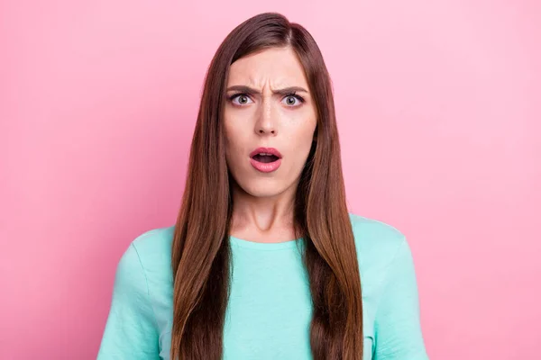 Фото засмученої шокованої молодої жінки, одягненої в бірюзову футболку великі очі відкритий рот ізольований рожевий кольоровий фон — стокове фото