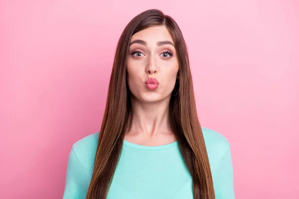 Fotografie okouzlující flirtování mladá dáma nosit teal t-shirt vám posílá vzduch polibek izolované růžové barvy pozadí — Stock fotografie
