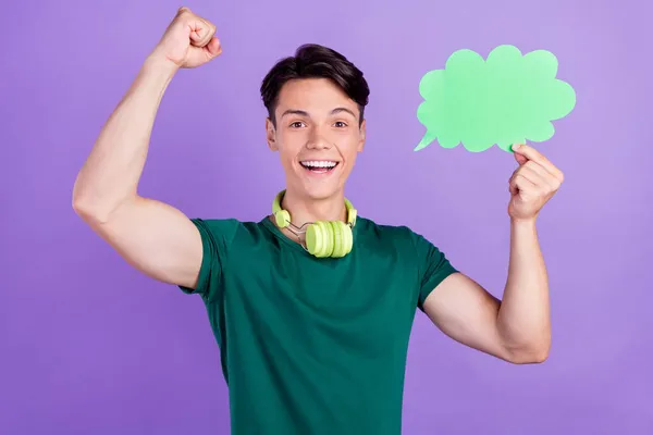Foto von erstaunt positive junge Gewinner Mann halten Wolke Rede Kopfhörer isoliert auf lila Hintergrund — Stockfoto