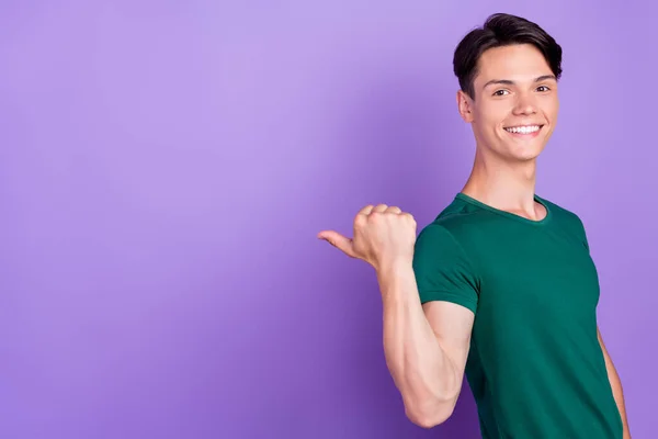 Foto von attraktiven jungen glücklichen positiven Mann Zeigefinger leeren Raum Verkauf Nachrichten isoliert auf lila Farbe Hintergrund — Stockfoto