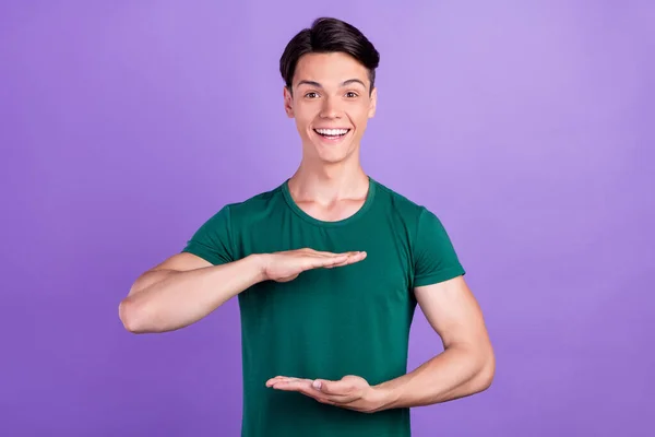 Foto von erstaunt aufgeregt glücklich positive Mann Hände leeren Raum Maßnahme isoliert auf violettem Hintergrund — Stockfoto