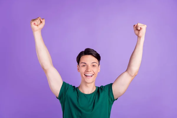 Foto de homem alegre positivo espantado levantar mãos vencedor comemorar desfrutar isolado no fundo cor violeta — Fotografia de Stock