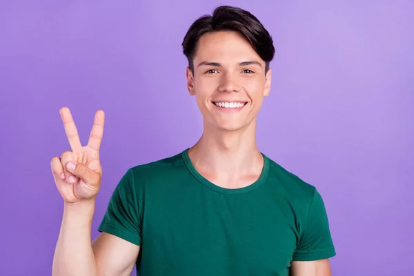 Foto av attraktiv ung glad positiv man gör handen v-tecken cool isolerad på violett färg bakgrund — Stockfoto