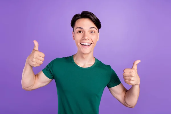Zdjęcie wesoły zdumiony szczęśliwy pozytywny człowiek zrobić kciuk w górę uśmiech sprzedaż odizolowany na fioletowym tle koloru — Zdjęcie stockowe