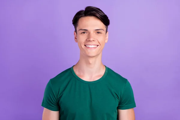 Zdjęcie młodego wesołego pozytywnego człowieka nosić zielony t-shirt uśmiech dobry nastrój odizolowany na fioletowym tle koloru — Zdjęcie stockowe