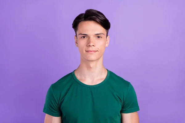 Zdjęcie młodego czarującego mężczyzny nosić zielony t-shirt casual styl izolowany na fioletowym tle koloru — Zdjęcie stockowe
